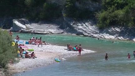 Drôme : touristes et locaux profitent des températures estivales, les pieds dans l'eau