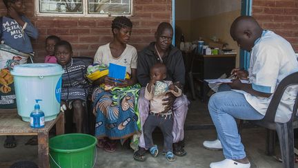 Au plus fort de l'exode, le camp de Luwani a accueilli 10.000 réfugiés. Avec le retour de la paix, tout le monde souhaite rentrer au pays. Mais entre le Malawi et le Mozambique, les négociations traînent en longueur. Le Malawi voudrait libérer de la place pour accueillir de nouveaux réfugiés qui, cette fois, arrivent de la République démocratique du Congo. (Amos Gumulira/AFP)