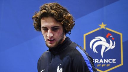 Adrien Rabiot, avec un survêtement de l'équipe de France, le 8 novembre 2016. (FRANCK FIFE / AFP)