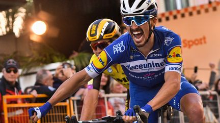 Le cycliste français Julian Alaphilippe remporte la 110e édition de Milan-San Remo, le 23 mars 2019. (MARCO BERTORELLO / AFP)