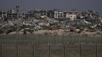 Des bâtiments détruits dans la bande de Gaza, photographiés depuis Israël, le 28 mars 2024. (LEO CORREA/AP/SIPA)