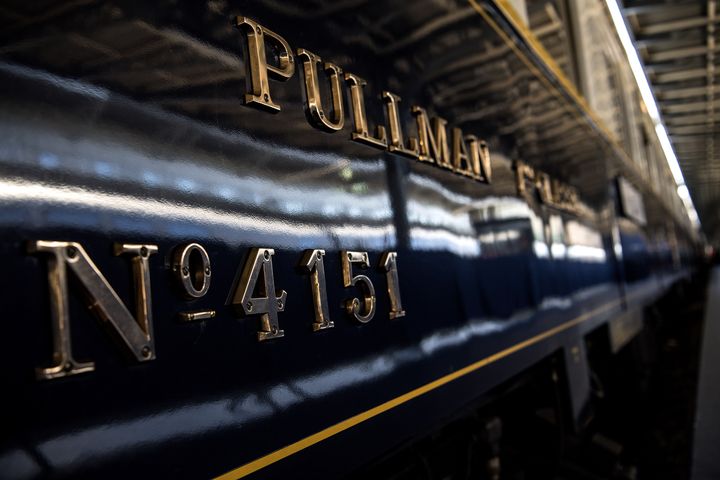 Une voiture de l'Orient-Express, exposée le 13 mai 2019 à la Gare de l'Est à Paris. (CHRISTOPHE ARCHAMBAULT / AFP)