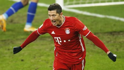 Robert Lewandowski célèbre le 500e but de sa carrière. (LEON KUEGELER / REUTERS/POOL)