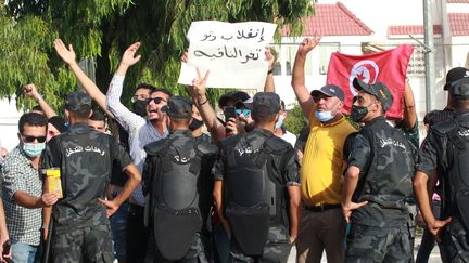 Des agents de sécurité interviennent&nbsp;lors d'affrontements entre des partisans du président tunisien Kaïs Saïed&nbsp;et des députés du parti Ennahdha,&nbsp;à Tunis le 26 juillet 2021. (MOHAMED HAMMI / SIPA / AFP)