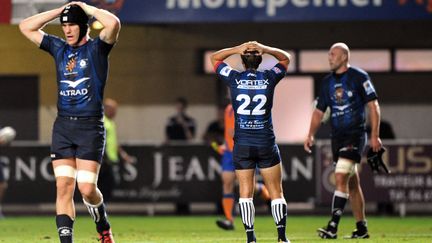 Les rugbymen de Montpellier (au premier plan R&eacute;my Martin) apr&egrave;s leur d&eacute;faite &agrave; domicile face &agrave; Bordeaux, le 23 septembre 2011. (Pascal Guyot / AFP)