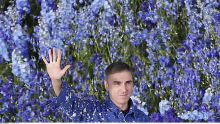 Le couturier Raf Simons salue lors de son dernier défilé Dior pour prêt-à-porter féminin printemps-été 2016 
 ( Francois Mori/AP/SIPA)