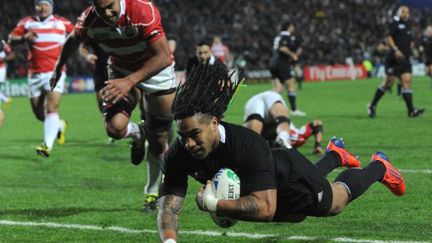 Ma'a Nonu stoppé par deux Argentins devant McCaw (WILLIAM WEST / AFP)