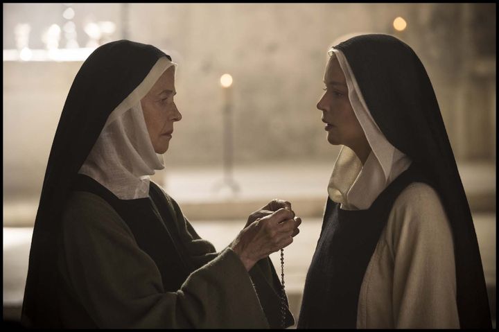 Charlotte Rampling&nbsp;et Virginie Efira&nbsp;dans "Benedetta" de Paul Verhoeven (2020). (GUY FERRANDIS / PATHE)