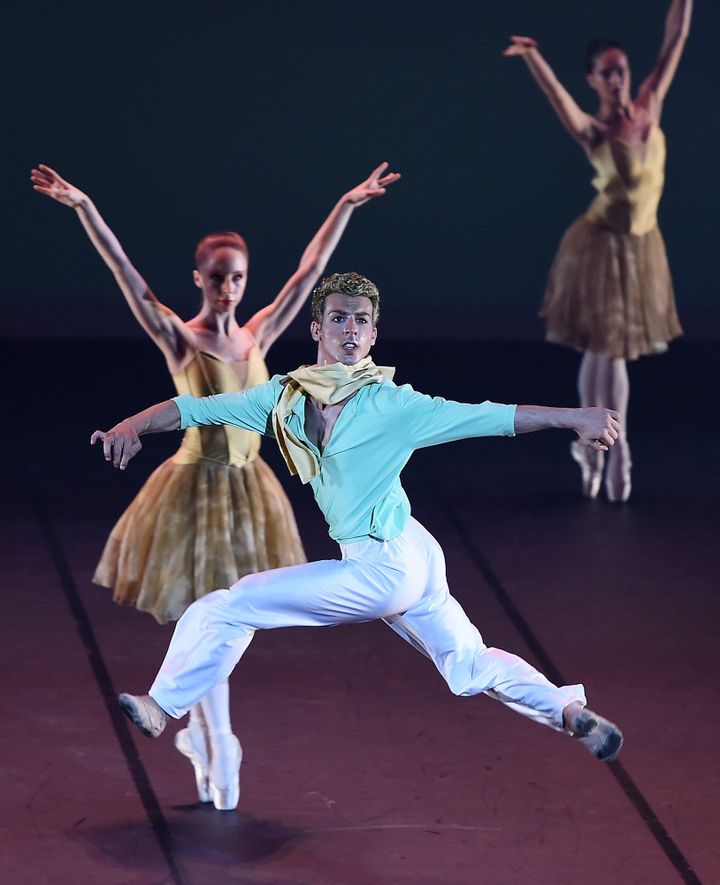 Ballet "Le Petit Prince", chorégraphie de François Mauduit, au Grand Théâtre d'Albi, le 24 juillet 2015.
 (STEPHANE DE SAKUTIN / AFP)