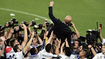 L'entraîneur du Real de Madrid, Zinedine Zidane, porté par ses joueurs, le 21 mai 2017 à Malaga (Espagne).&nbsp; (JOSE JORDAN / AFP)