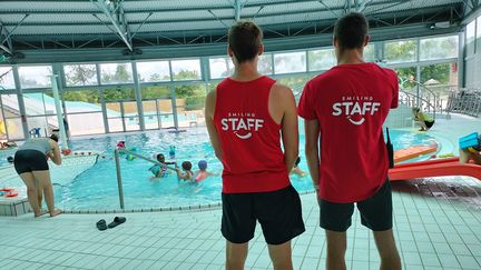 Faute de maître-nageur, certaines piscines doivent fermer ponctuellement cet été. Photo d'illustration. (LUCIE AMADIEU / RADIO FRANCE)