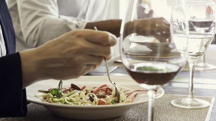 Un homme mange une assiette de pâtes dans un restaurant. Image d'illustration. (SIGRID OLSSON / ALTOPRESS)