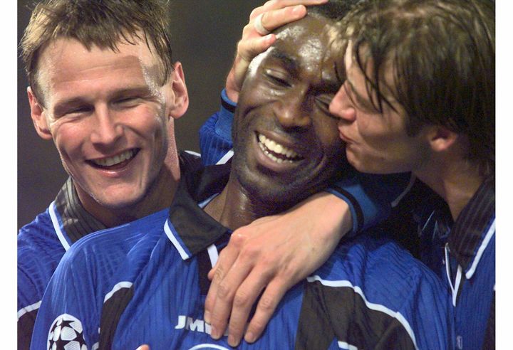 Teddy Sheringham et Andy Cole (à droite) se congratulent lors d'un match de Ligue des champions face au Feyenoord Rotterdam, le 6 novembre 1997. (ED OUDENAARDEN / ANP)