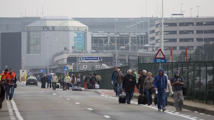 Des passagers évacués de l'aéroport de Bruxelles (Belgique), le 22 mars 2016. (THIERRY MONASSE / AFP)