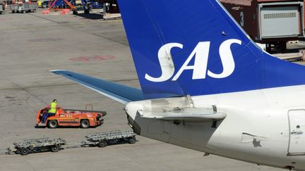 Un avion de la compagnie su&eacute;doise SAS, le 3 mai 2012 sur le tarmac&nbsp;de l'a&eacute;roport de&nbsp;Stockholm (Su&egrave;de). (JOHAN NILSSON / SCANPIX / AFP)