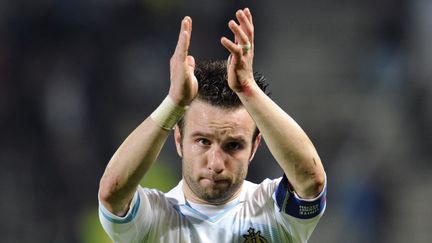 La d&eacute;ception du capitaine de l'OM, Mathieu Valbuena, apr&egrave;s la d&eacute;faite de son club face au Bayern Munich (0-2), en quarts de finale de la Ligue des Champions, le 28 mars 2012. (BORIS HORVAT / AFP)