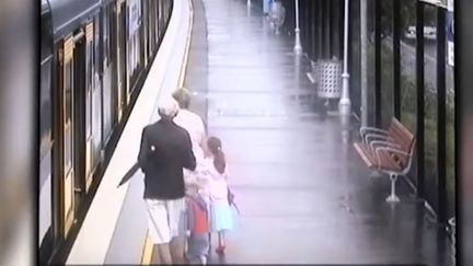 Australie : un enfant de 2 ans et demi tombe entre un train et le quai d'une gare