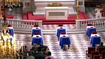 Les cercueils des soldats français alignés dans l'église des Invalides (21/08/2008) (© France 2)