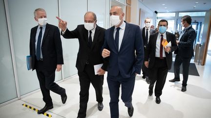 Eric Dupond-Moretti en visite au palais de justice de Paris, entouré du procureur de la République de Paris Rémy Heitz et de Stéphane Noël,&nbsp;président du tribunal judiciaire de Paris, le 17 juillet 2020. (HAMILTON / AFP)