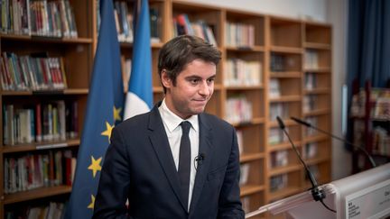 Le ministre de l'Education nationale, Gabriel Attal, tient une conférence de presse dans un collège à Paris, le 5 décembre 2023. (NICOLAS MESSYASZ/SIPA)