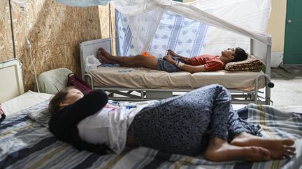 Des patients pris en charge dans un hôpital du nord du Pérou (ERNESTO BENAVIDES / AFP)