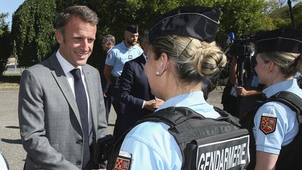 Emmanuel Macron rencontre des gendarmes à Damazan (Lot-et-Garonne), le 2 octobre 2023. (BOB EDME / AFP)