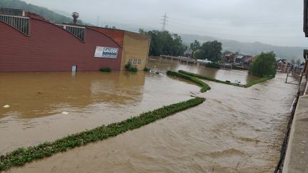 La rue de la maison de Loïc Collette, touchée par de fortes inondations, le 15 juillet 202, à&nbsp;Liège (Belgique). (LOÏC COLLETTE / FRANCEINFO)