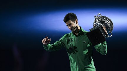 La force de l'habitude : Novak Djokovic remporte son huitième Open d'Australie, le 3 février 2020, aux dépens de Dominic Thiem, seul joueur à l'avoir poussé aux cinq manches dans le tournoi (6-4, 4-6, 2-6, 6-3, 6-4). (MANAN VATSYAYANA / AFP)