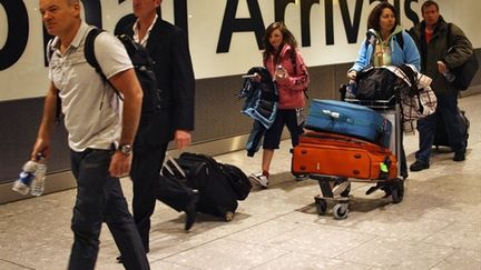 Premiers passagers arrivant à Heathrow après un arrêt des vols pendant 5 jours dans l'aéroport londonien (AFP - MAX NASH)