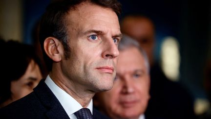 Emmanuel Macron, le 22 novembre 2022, lors d'une visite du Louvre avec le président d'Ouzbékistan. (SARAH MEYSSONNIER / POOL)