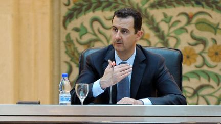 Le pr&eacute;sident syrien, Bachar Al-Assad, le 26 juin 2012, lors de la premi&egrave;re r&eacute;union du nouveau gouvernement, &agrave; Damas (Syrie). (SANA / AFP)