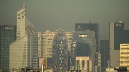 Le quartier de La Défense, à Paris, pris dans un nuage de pollution, le 14 octobre 2017.&nbsp; (OLIVIER MORIN / AFP)