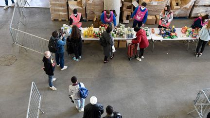 Des bénévoles des Restos du coeur&nbsp;distribuent de la nourriture à Marseille, le 26 mars 2021. (NICOLAS TUCAT / AFP)