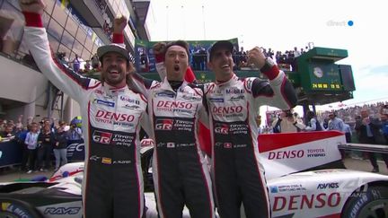 L'Espagnol Fernando Alonso (à gauche) et la Japonais&nbsp;Kazuki Nakajima (au centre), célèbrent leur victoire avec Toyota, lors des 24 heures du Mans (Sarthe), le 17 juin 2018. (FRANCE 3)