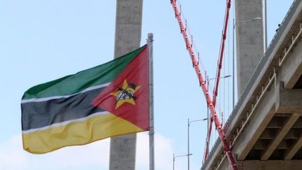 Drapeau mozambicain devant le pont suspendu de Maputo  (ROBERTO MATCHISSA / AFP)