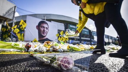 Le portrait d'Emiliano Sala devant le stade de la&nbsp;Beaujoire à Nantes (Loire Atlantique), le 10 février 2019. (LOIC VENANCE / AFP)