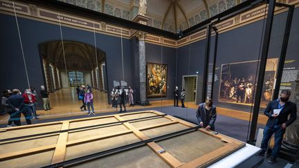 La célèbre "Ronde de nuit de Rembrandt" en cours de restauration au Rijksmuseum d'Amsterdam (19 janvier 2022) (EVERT ELZINGA / ANP / AFP)