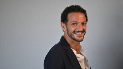 L'acteur  Vincent Dedienne pose lors d'une séance photo pour présenter le film "A Good Man" dans le cadre du 46e festival du film américain de Deauville, le 6 septembre 2020. (LOIC VENANCE / AFP)