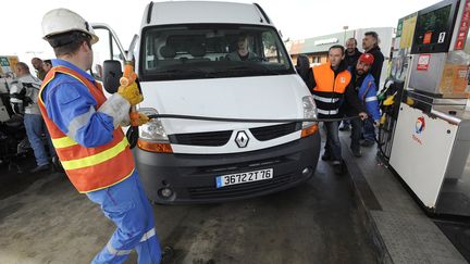 Des salariés de Total font le plein gratuitement le 22 octobre 2010, à Trignac (Loire-Atlantique). (JEAN-SEBASTIEN EVRARD / AFP)