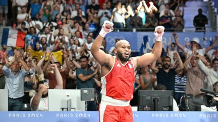 Le boxeur français Djamili Dini Aboudou-Moindze après sa victoire en quart de finale (+92 kilos) du tournoi olympique, le 2 août 2024, à l'Arena Paris Nord de Villepinte (Seine-Saint-Denis). (MOHD RASFAN / AFP)