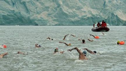 Compétiteurs dans le Lago Argentino (Argentine)  (DANIEL GARCIA / AFP)