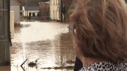 Deux mois seulement après la précédente crue, le niveau de l’Aa (Pas-de-Calais) monte et certaines communes sont de nouveau sous les eaux. Le département est placé en vigilance orange crues. (France 3)