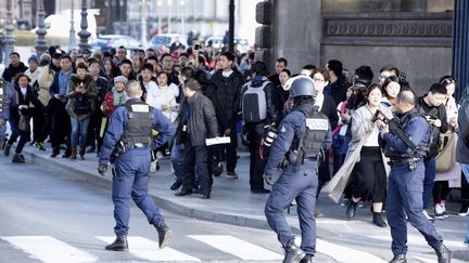 Les touristes ont été évacués du musée du Louvre, vendredi 3 février, après l'attaque à la machette de&nbsp;militaires de&nbsp;l'opéation Sentinelle.&nbsp; (CITIZENSIDE/PATRICE PIERROT / AFP)