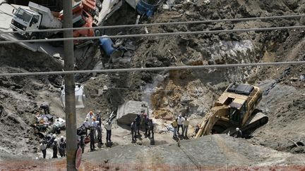 Des pompiers et des secours après l'effondrement d'un chantier d'une ligne de métro à Sao Paulo (Brésil), le 16 janvier 2007. (MAURICIO LIMA / AFP)