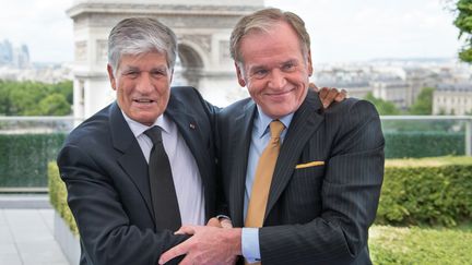 Les patrons de Publicis, Maurice L&eacute;vy (&agrave; gauche), et d'Omnicom, John Wren, le 28 juillet 2013 lors de l'annonce de la future fusion de leurs groupes. (BERTRAND LANGLOIS / AFP)