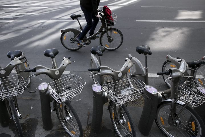 Un Parisien attend qu'une place se libère dans une station de Vélib', le 7 avril 2017.&nbsp; (MAXPPP)