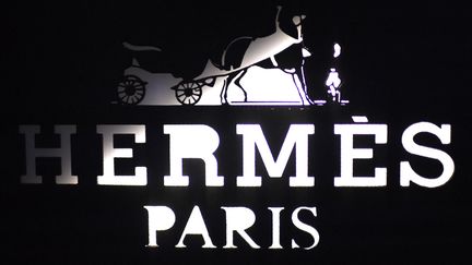 Le logo Hermès sur la vitrine de la boutique parisienne de la rue du Faubourg-Saint Honoré, le 20 décembre 2017 (STEPHANE DE SAKUTIN / AFP)