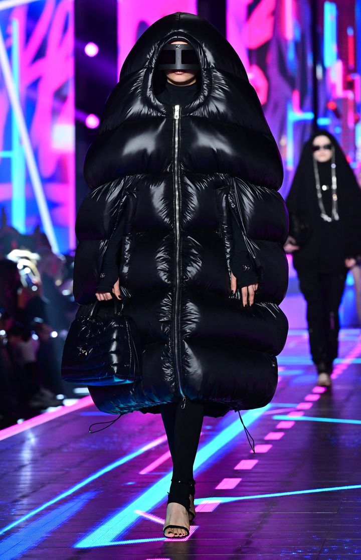 Un manteau doudou de Dolce &amp; Gabbana, au défilé autombe-hiver 2022-2023 à la Fashion Week de Milan, le 26 février 2022. (MIGUEL MEDINA / AFP)