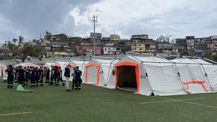 A Mayotte, un hôpital de campagne a été monté le 22 décembre 2024 pour venir en aide aux victimes du cyclone Chido. (Robin Prudent / franceinfo)