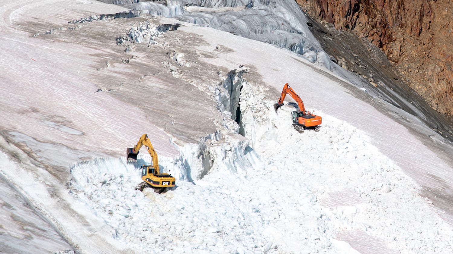 Un glacier autrichien détruit à la pelleteuse pour les besoins d'un domaine skiable